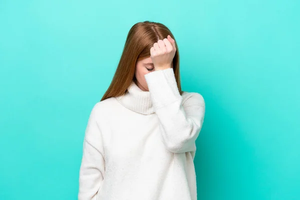 Ung Rödhårig Kvinna Isolerad Blå Bakgrund Med Huvudvärk — Stockfoto