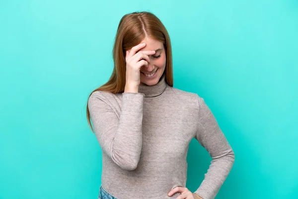 Ung Rödhårig Kvinna Isolerad Blå Bakgrund Skrattar — Stockfoto