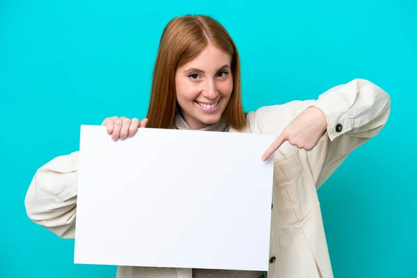 Junge Rothaarige Frau Auf Blauem Hintergrund Die Ein Leeres Plakat — Stockfoto