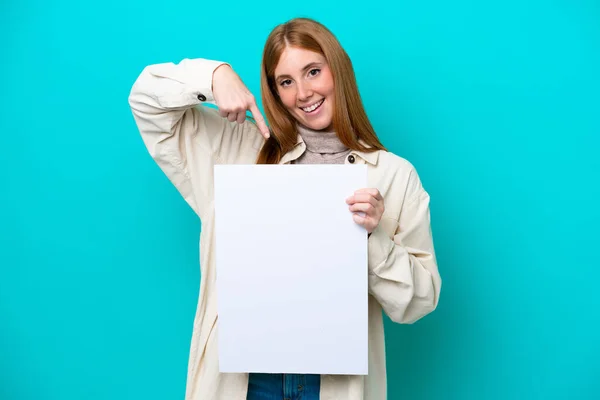 Junge Rothaarige Frau Auf Blauem Hintergrund Die Ein Leeres Plakat — Stockfoto