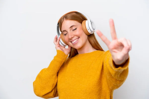 Νεαρή Κοκκινομάλλα Γυναίκα Απομονωμένη Λευκό Φόντο Ακούγοντας Μουσική Και Τραγουδώντας — Φωτογραφία Αρχείου