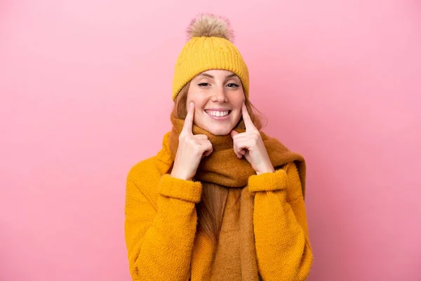 Mulher Ruiva Jovem Usando Casaco Inverno Isolado Fundo Rosa Sorrindo — Fotografia de Stock