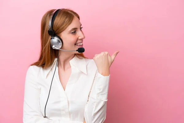 Telemarketer Redhead Woman Working Headset Isolated Pink Background Pointing Side — Stock Photo, Image