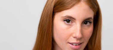 İzole edilmiş beyaz arka planda güzel kızıl saçlı kadın portresi.