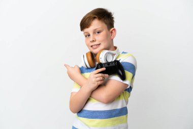 Küçük kızıl saçlı çocuk beyaz arka planda izole edilmiş bir oyun sahası tutuyor.