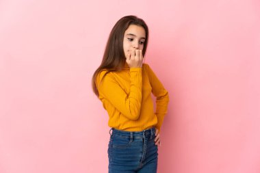 Pembe arka planda izole edilmiş küçük kızın şüpheleri var.