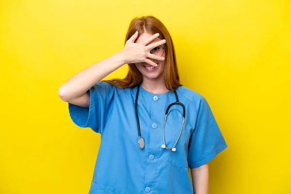 Jonge Roodharige Verpleegster Geïsoleerd Gele Achtergrond Bedekken Ogen Door Handen — Stockfoto