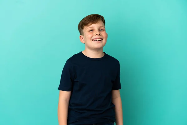 Kleine Roodharige Jongen Geïsoleerd Blauwe Achtergrond Lachen — Stockfoto