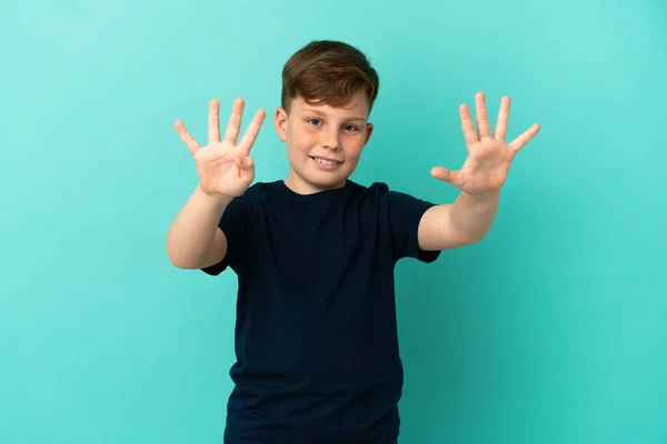 Malý Ryšavý Chlapec Izolované Modrém Pozadí Počítání Devět Prsty — Stock fotografie