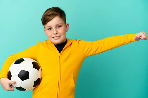 Rotschopf Kind Spielt Fußball Isoliert Auf Blauem Hintergrund Und Gibt — Stockfoto