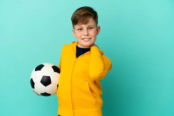 Roodharige Kind Spelen Voetbal Geïsoleerd Blauwe Achtergrond Lijden Aan Pijn — Stockfoto