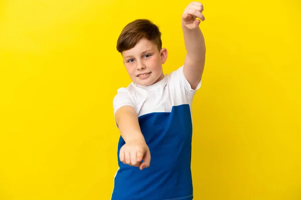 Piccolo Ragazzo Rosso Isolato Sfondo Giallo Che Punta Davanti Con — Foto Stock