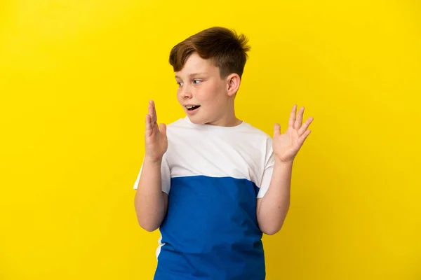 Pequeno Menino Ruivo Isolado Fundo Amarelo Com Expressão Facial Surpresa — Fotografia de Stock