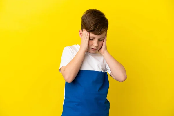 Kleine Roodharige Jongen Geïsoleerd Gele Achtergrond Met Hoofdpijn — Stockfoto