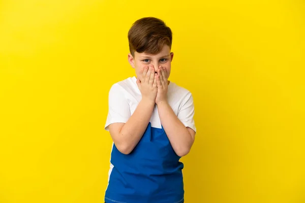 Pequeño Pelirrojo Aislado Sobre Fondo Amarillo Feliz Sonriente Cubriendo Boca —  Fotos de Stock