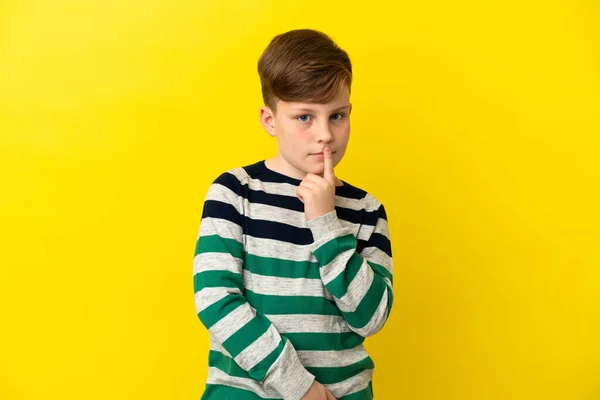 Pequeño Pelirrojo Aislado Sobre Fondo Amarillo Teniendo Dudas Mientras Mira —  Fotos de Stock