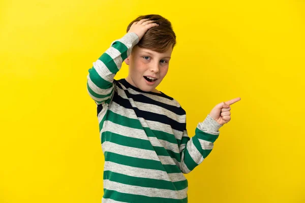 Little Redhead Boy Isolated Yellow Background Surprised Pointing Finger Side — Stock Photo, Image