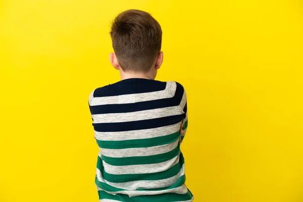 Pequeño Pelirrojo Aislado Sobre Fondo Amarillo Posición Trasera —  Fotos de Stock