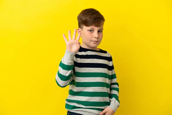 Μικρό Κοκκινομάλλικο Αγόρι Απομονωμένο Κίτρινο Φόντο Χαρούμενο Και Μετρώντας Τέσσερα — Φωτογραφία Αρχείου