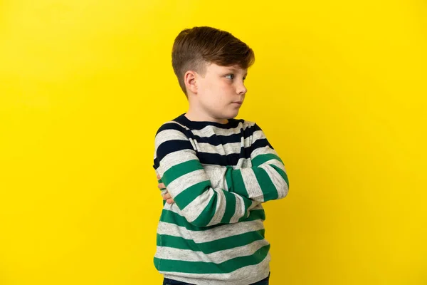 Pequeño Pelirrojo Aislado Sobre Fondo Amarillo Manteniendo Los Brazos Cruzados — Foto de Stock