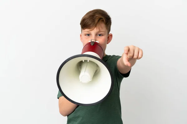 Liten Rödhårig Pojke Isolerad Vit Bakgrund Skriker Genom Megafon Att — Stockfoto