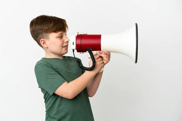 Pequeno Menino Ruivo Isolado Fundo Branco Gritando Através Megafone Para — Fotografia de Stock