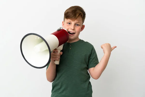 Beyaz Arka Planda Izole Edilmiş Küçük Kızıl Çocuk Megafonla Bağırıyor — Stok fotoğraf