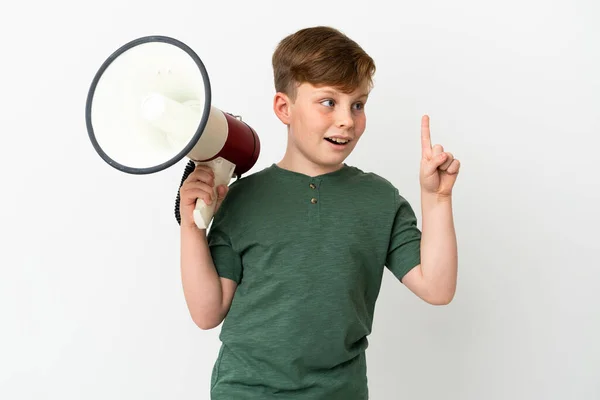 Mały Rudy Chłopiec Odizolowany Białym Tle Trzymając Megafon Zamierzając Zrealizować — Zdjęcie stockowe