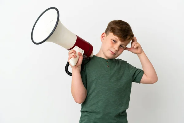 Kleine Roodharige Jongen Geïsoleerd Witte Achtergrond Met Een Megafoon Met — Stockfoto