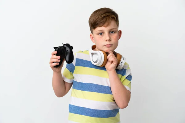 Liten Rödhårig Pojke Håller Ett Spel Pad Isolerad Vit Bakgrund — Stockfoto