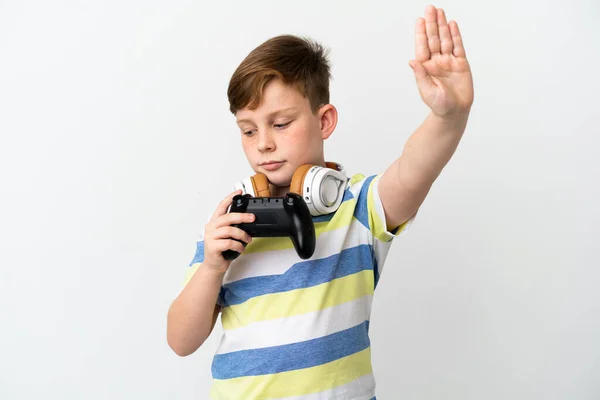 Pequeno Menino Ruivo Segurando Uma Almofada Jogo Isolado Fundo Branco — Fotografia de Stock