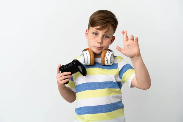 Mały Rudy Chłopiec Trzymając Podkładkę Gry Izolowane Białym Tle Palcami — Zdjęcie stockowe