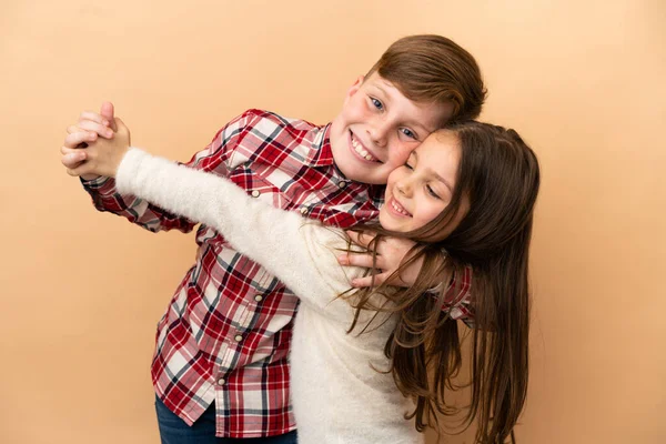 Kleine Kaukasische Brüder Isoliert Auf Beigem Hintergrund — Stockfoto