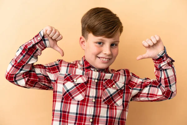 Pequeño Pelirrojo Aislado Sobre Fondo Beige — Foto de Stock