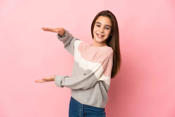 Klein Meisje Geïsoleerd Roze Achtergrond Houden Copyspace Een Advertentie Voegen — Stockfoto