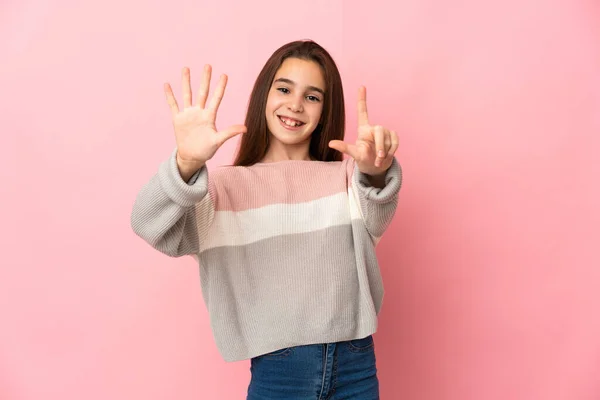 Klein Meisje Geïsoleerd Roze Achtergrond Tellen Zeven Met Vingers — Stockfoto