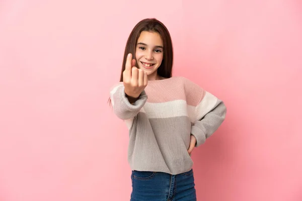 Klein Meisje Geïsoleerd Roze Achtergrond Doen Komende Gebaar — Stockfoto