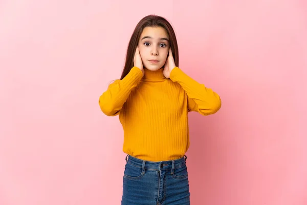 Malá Dívka Izolované Růžovém Pozadí Frustrovaný Zakrývající Uši — Stock fotografie