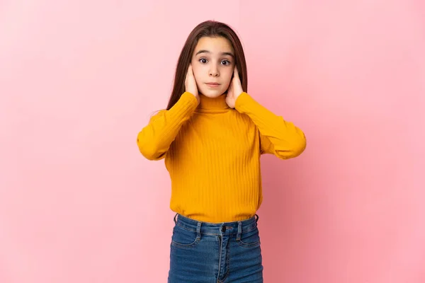 Bambina Isolata Sfondo Rosa Frustrato Coprendo Orecchie — Foto Stock