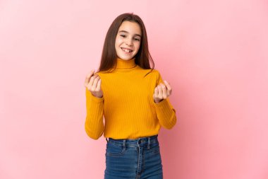 Pembe arka planda izole edilmiş küçük kız para hareketi yapıyor.