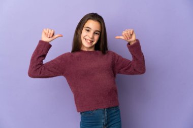 Mor arka planda soyutlanmış küçük kız gururlu ve kendinden memnun