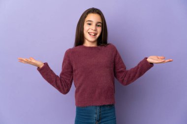 Küçük kız mor arka planda izole edilmiş ve şok olmuş bir yüz ifadesi var.