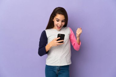 Mor arka planda izole edilmiş küçük kız şaşırdı ve bir mesaj gönderiyor.