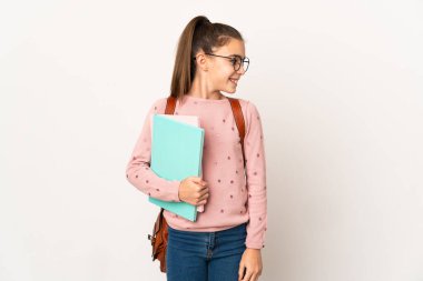İzole edilmiş arka planda küçük bir kız öğrenci.
