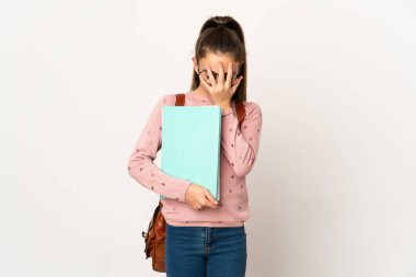 Yorgun ve hasta bir ifadeyle izole edilmiş küçük bir kız.