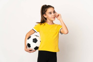 Beyaz arka planda izole edilmiş küçük futbolcu kız şüpheleri ve düşünceleri var.