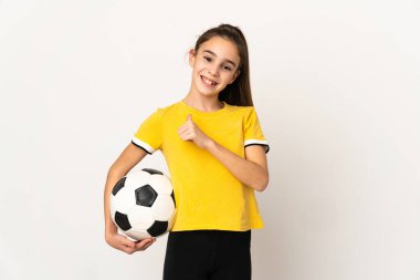 Küçük futbolcu kız beyaz arka planda yalnız gururlu ve kendini beğenmiş.
