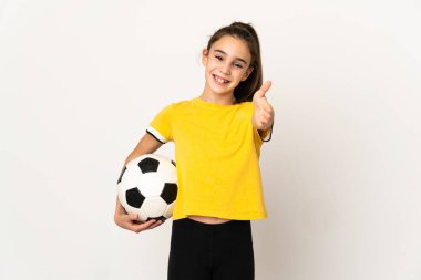 Beyaz arka planda izole edilmiş küçük futbolcu kız iyi bir anlaşma için el sıkışıyor.