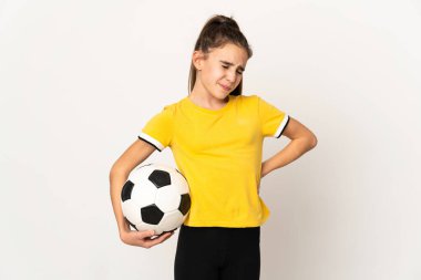 Küçük futbolcu kız, beyaz arka planda izole edilmiş, çabaladığı için sırt ağrısı çekiyor.