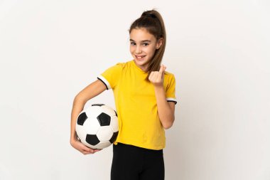 Beyaz arka planda izole edilmiş küçük futbolcu kız para hareketi yapıyor.